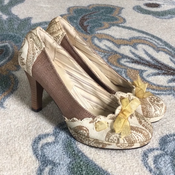 Mudd Adagio Heels Linen Floral Tapestry Wood Heels Sz 6.5 - Picture 1 of 12